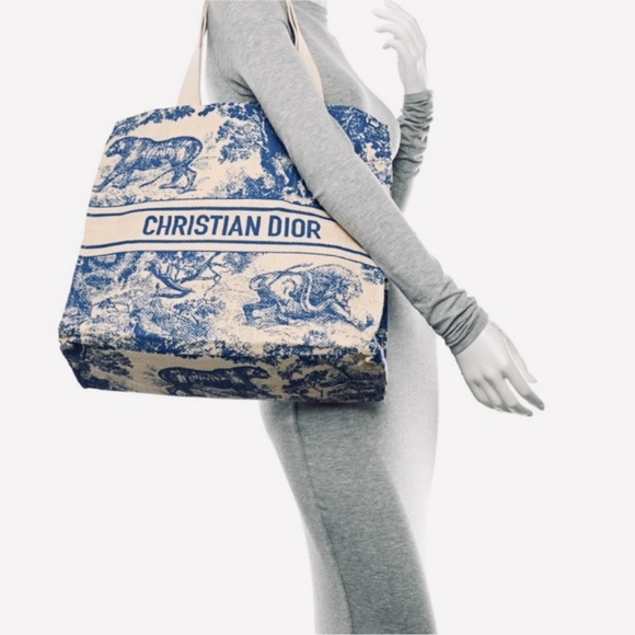 DIOR Toile de Jouy Tiger Motif from the Dioriviera Capsule Collection. - Picture 5 of 10